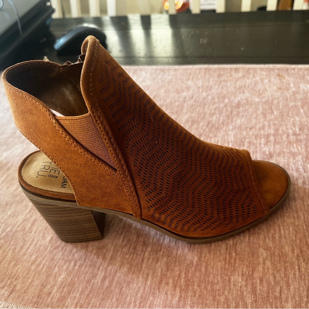 Brown botties